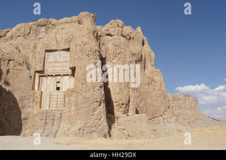 NAQSH-E ROSTAM, IRAN - 6. Oktober 2016: Nekropole von der achämenidischen Könige in Naqsh-e Rostam auf 6. Oktober 2016 im Iran, Asien Stockfoto