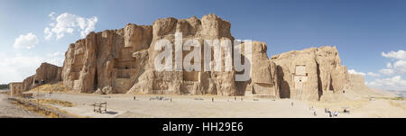 NAQSH-E ROSTAM, IRAN - 6. Oktober 2016: Nekropole von der achämenidischen Könige in Naqsh-e Rostam auf 6. Oktober 2016 im Iran, Asien Stockfoto