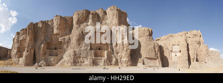 NAQSH-E ROSTAM, IRAN - 6. Oktober 2016: Nekropole von der achämenidischen Könige in Naqsh-e Rostam auf 6. Oktober 2016 im Iran, Asien Stockfoto