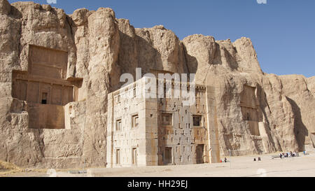 NAQSH-E ROSTAM, IRAN - 6. Oktober 2016: Nekropole von der achämenidischen Könige in Naqsh-e Rostam auf 6. Oktober 2016 im Iran, Asien Stockfoto