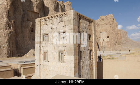 NAQSH-E ROSTAM, IRAN - 6. Oktober 2016: Nekropole von der achämenidischen Könige in Naqsh-e Rostam auf 6. Oktober 2016 im Iran, Asien Stockfoto