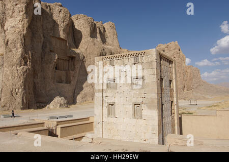 NAQSH-E ROSTAM, IRAN - 6. Oktober 2016: Nekropole von der achämenidischen Könige in Naqsh-e Rostam auf 6. Oktober 2016 im Iran, Asien Stockfoto