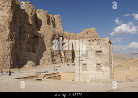 NAQSH-E ROSTAM, IRAN - 6. Oktober 2016: Nekropole von der achämenidischen Könige in Naqsh-e Rostam auf 6. Oktober 2016 im Iran, Asien Stockfoto