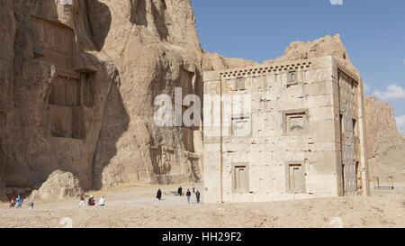 NAQSH-E ROSTAM, IRAN - 6. Oktober 2016: Nekropole von der achämenidischen Könige in Naqsh-e Rostam auf 6. Oktober 2016 im Iran, Asien Stockfoto