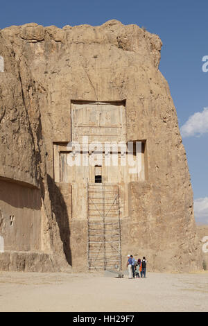 NAQSH-E ROSTAM, IRAN - 6. Oktober 2016: Nekropole von der achämenidischen Könige in Naqsh-e Rostam auf 6. Oktober 2016 im Iran, Asien Stockfoto