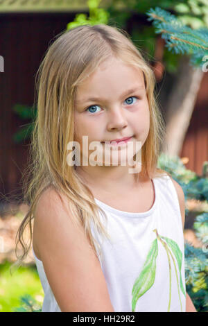 Foto von niedlichen Mädchen mit großen blauen Augen Stockfoto