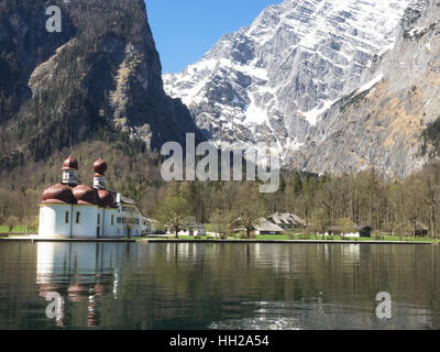 Lake Königssee und Wallfahrt Kirche St. Bartholomae, Bayerische Alpen, Deutschland Stockfoto