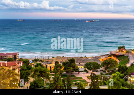 Blick auf das Mittelmeer und römische Amphitheater in Tarragona, Spanien Stockfoto