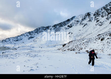 Wanderer, Wandern im Schnee in Cwm y Foel mit Moel Siabod Daear Ddu Ostgrat in Snowdonia. Capel Curig, Conwy, Wales, UK, Großbritannien Stockfoto