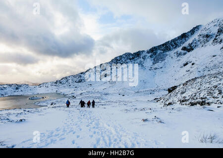 Wanderer, Wandern im Schnee in Cwm y Foel unter Moel Siabod Daear Ddu Ostgrat in Snowdonia. Capel Curig, Conwy, Wales, UK, Großbritannien Stockfoto