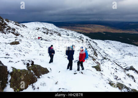 Wanderer, Wandern im Schnee auf Carnedd Moel Siabod Daear Ddu Ostgrat in Snowdonia. Capel Curig, Conwy, Wales, UK, Großbritannien Stockfoto