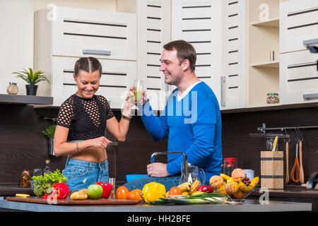 Junge Paare, die Spaß in der Küche Stockfoto