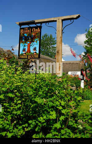 Das Royal Oak Pub Schild, umgeben von Rosen. Stockfoto