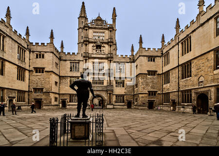 Statue des Earl Of Pembroke mit Blick auf den Turm von fünf Aufträge Oxford UK Stockfoto