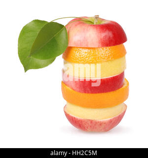 Fröhlich, gemischte Früchte mit Blättern einschließlich Orange, Birne, Apfel und Zitrone isoliert auf weiss. Clipping-Pfad enthalten. Stockfoto