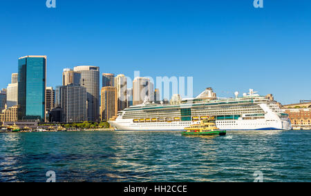 Kreuzfahrtschiff im Hafen von Sydney, Australien Stockfoto
