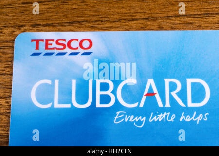 LONDON, UK - 13. Januar 2017: Eine Nahaufnahme von einem Tesco Clubcard auf eine Holzoberfläche auf 13. Januar 2017 abgebildet. Stockfoto