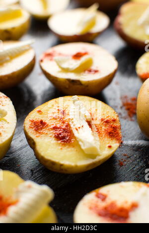 Rohe Kartoffel mit Butter und gemahlener roter Pfeffer Stockfoto