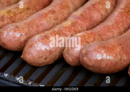 Hot Dogs auf der Grill-Nahaufnahme mit selektiven Fokus Stockfoto