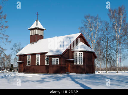 Die hölzerne Dorfkirche in der Winterzeit (Litauen). Stockfoto