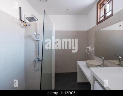 Modernes Badezimmer Interieur im Hotel oder zu Hause Stockfoto
