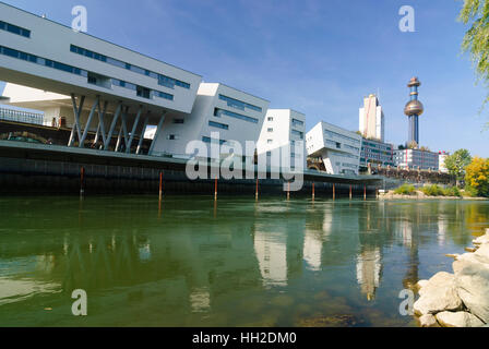 Wien, Wien: Wohnhaus und Hundertwasser Müllverbrennung Anlage Spittelau am Donaukanal, 09., Wien, Österreich Stockfoto