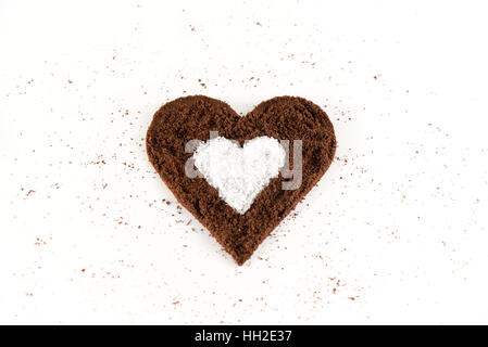 Gemahlenen Kaffee und Zucker Liebe Dekoration auf weißem Hintergrund Stockfoto