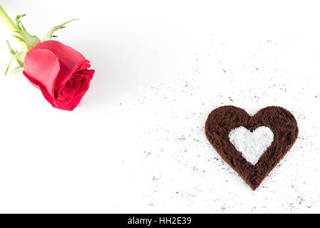 Gemahlenen Kaffee und Zucker Liebe Dekoration, rote Rose auf weißem Hintergrund Stockfoto