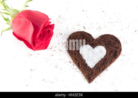 Gemahlenen Kaffee und Zucker Liebe Dekoration, rote Rose auf weißem Hintergrund Stockfoto