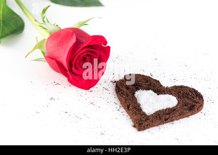 Gemahlenen Kaffee und Zucker Liebe Dekoration, rote Rose auf weißem Hintergrund Stockfoto