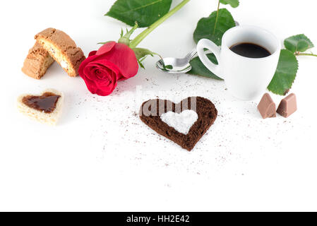 Romantisches Frühstück, gemahlenen Kaffee und Zucker Liebe Dekoration auf weißem Hintergrund Stockfoto