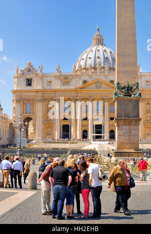 Str. Peters Basilica, überfüllt mit Touristen und Pilger, nicht identifizierte, von überall auf der Welt. 13. April 2013 in Rom, Italien. Stockfoto