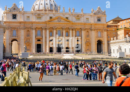 Str. Peters Basilica, überfüllt mit Touristen und Pilger, nicht identifizierte, von überall auf der Welt. 13. April 2013 in Rom, Italien. Stockfoto