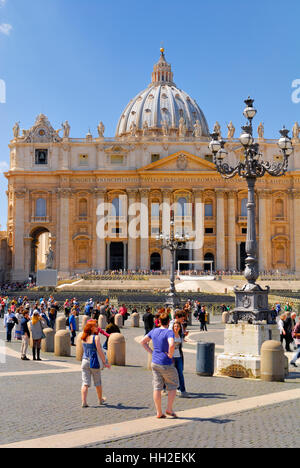 Str. Peters Basilica, überfüllt mit Touristen und Pilger, nicht identifizierte, von überall auf der Welt. 13. April 2013 in Rom, Italien. Stockfoto