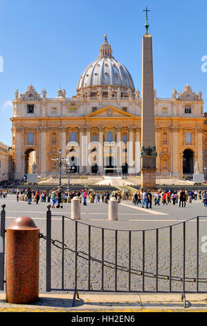 Str. Peters Basilica, überfüllt mit Touristen und Pilger, nicht identifizierte, von überall auf der Welt. 13. April 2013 in Rom, Italien. Stockfoto