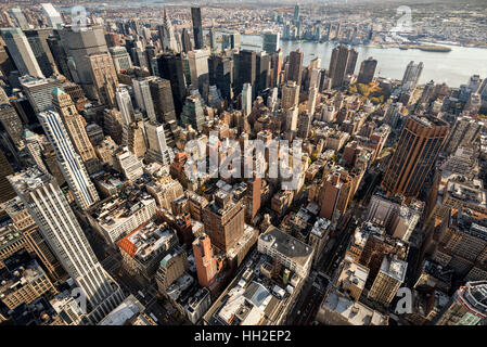 Blick auf die Wolkenkratzer in New York City von der Spitze des Turms im Weitwinkel Stockfoto