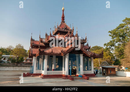 Pavillon Gehäuse Mingun Glocke in Mandalay Region, Myanmar (Burma). Stockfoto