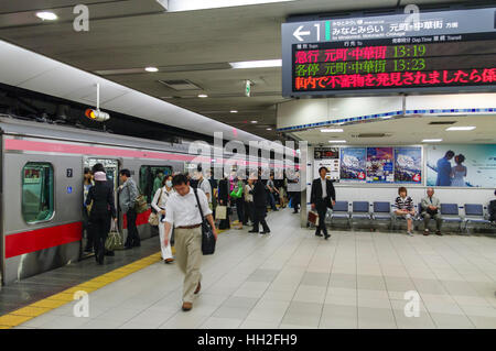 Passagiere in der Yokohama Station einsteigen in einen u-Bahn-Zug von der u-Bahnlinie Minatomirai. Yokohama, Japan. Stockfoto