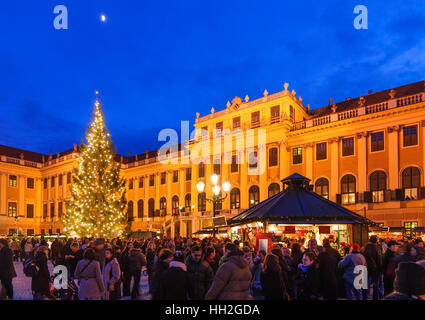 Wien, Wien: Schloss Schönbrunn; Weihnachtsmarkt Christkindlmarkt, 13., Wien, Österreich Stockfoto