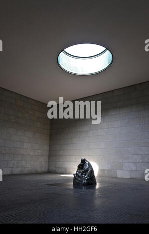 Käthe Kollwitzs Skulptur Mutter mit ihren toten Sohn in der neuen Wache in Berlin, Deutschland. Stockfoto