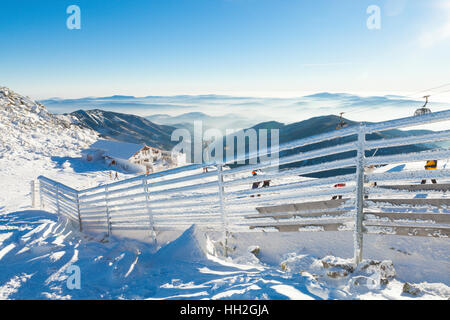 CHOPOK, Slowakei - 12. Januar 2017: Zaun mit schweren Schnee bedeckt an einem sonnigen Tag nach einem schweren Schneesturm auf Chopok, 12. Januar 2016 in Jasna - Slowakei Stockfoto