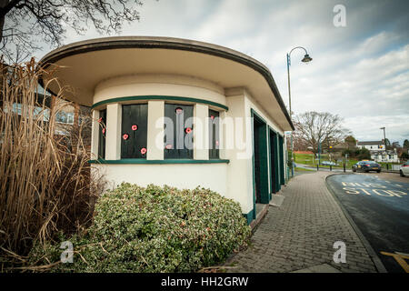 Alten Wartehäuschen in 1930er Jahren-Deco-Stil, bekannt als die Uhr Unterschlupf, Barnards grün, Great Malvern, Worcestershire UK Stockfoto