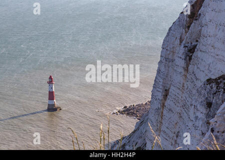 Leuchtturm am Beachy Head, Blick nach unten. Ein Sommertag mit Leuchtturm und Schatten und einige von den Kreidefelsen übernommen. Stockfoto