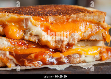 leckere gegrillte Käse-Sandwiches mit Huhn Stockfoto