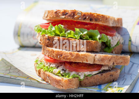 Frühstück auf eine Motorhaube - Sandwiches und Limonade Stockfoto
