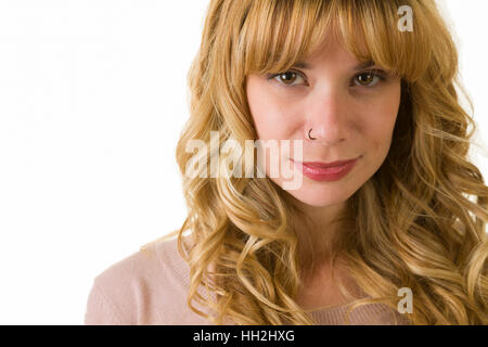 Eine attraktive blonde Frau posiert für die Kamera Stockfoto