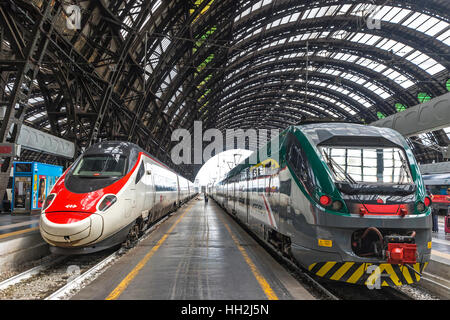 Bahnhof SBB (links) und Trenord Unternehmen auf Plattformen der Mailänder Hauptbahnhof (Milano Centrale) Stockfoto