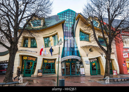 Schiefes Häuschen (Polnisch "Krzywy Domek") ist ein ungewöhnlich geformte Gebäude in Sopot, Polen Stockfoto
