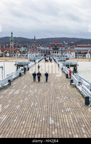 Menschen zu Fuß auf einem Pier (Molo) in der Stadt Sopot, Polen Stockfoto