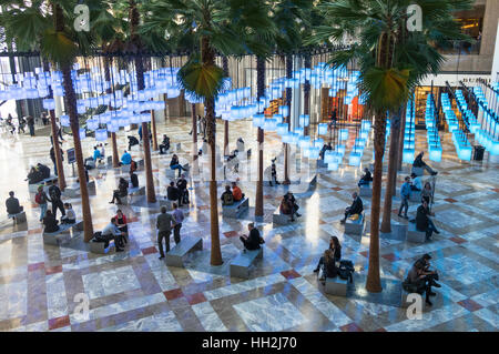 Im Inneren das Wintergarten-Atrium in Brookfield Place in Lower Manhattan Stockfoto